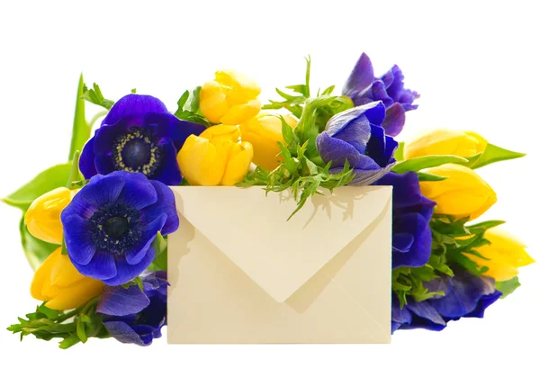 Ramo de flores de colores con tarjeta de regalo — Foto de Stock