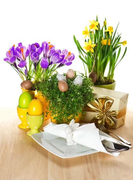 Table de Pâques avec fleurs de printemps et œufs — Photo