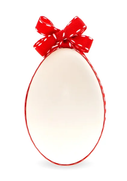 Белое пасхальное яйцо с красной ленточкой — стоковое фото