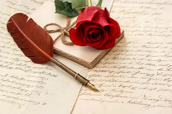 Cartas velhas, rosa flor e pena antiga caneta — Fotografia de Stock