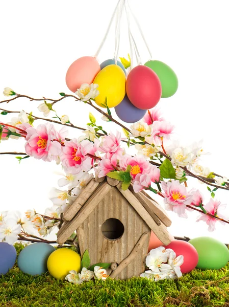 Dekoracje wielkanocne z birdhouse i jaj na zielonej trawie — Zdjęcie stockowe