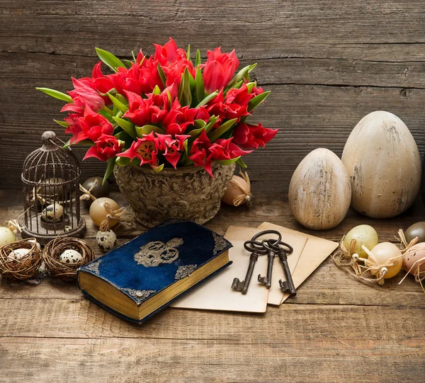 Vintage decoratie met eieren en tulp bloemen — Stockfoto