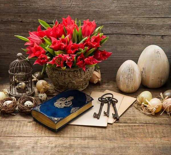 Vintage inredning med ägg och tulpan blommor — Stockfoto