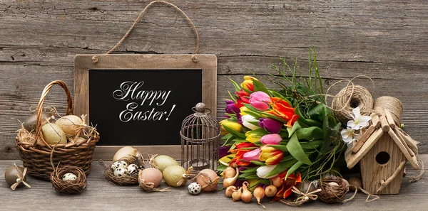 Винтажные пасхальные украшения с яйцами и цветами тюльпана — стоковое фото
