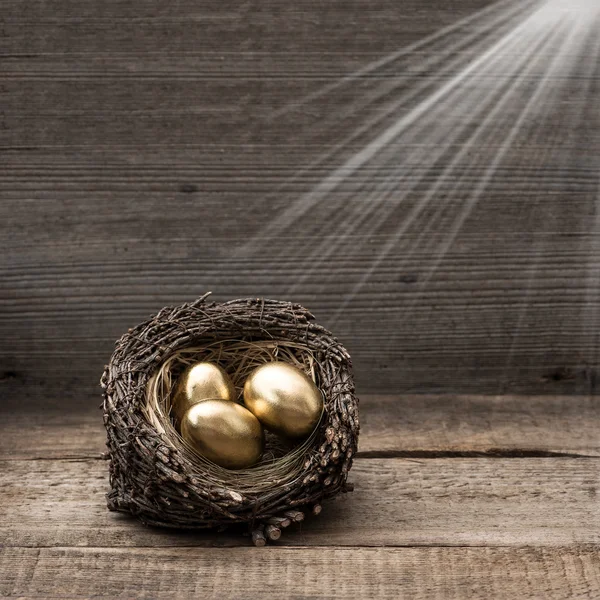 Ovos de Páscoa dourados com feixes de luz — Fotografia de Stock