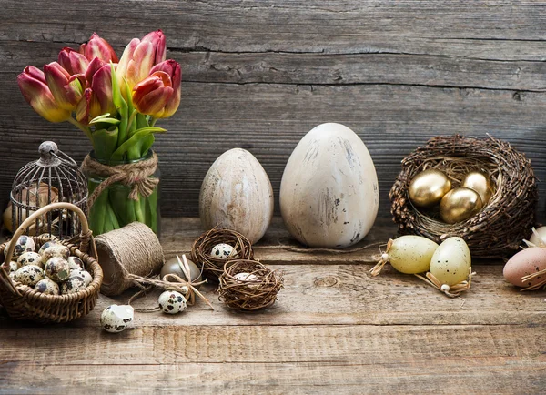 Decoración de Pascua vintage con huevos y flores de tulipán rojo —  Fotos de Stock