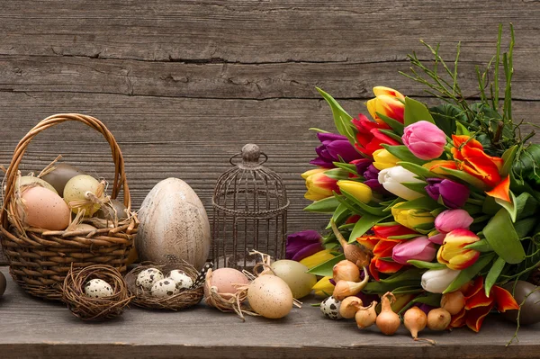 Decoración de Pascua vintage con huevos y tulipanes —  Fotos de Stock