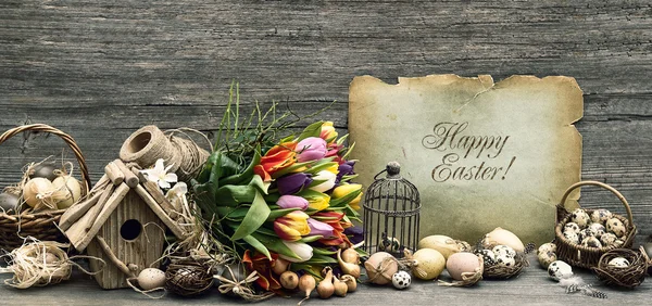 Nostalgische Pasen decoratie met eieren en tulp bloemen — Stockfoto