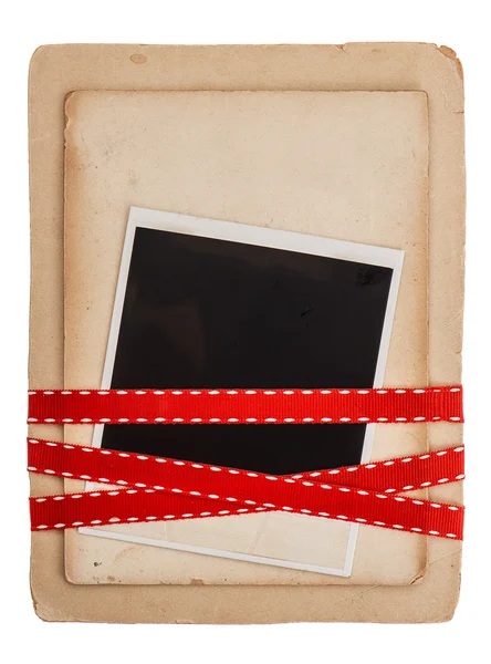 Tarjeta vintage con lazo de cinta roja aislado en blanco —  Fotos de Stock