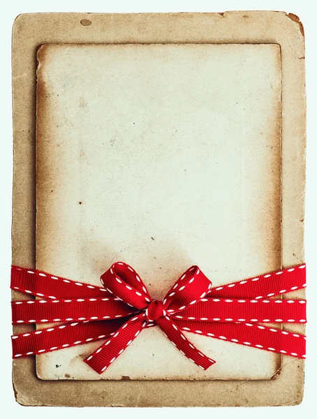 Vintage kaart met red ribbon bow geïsoleerd op wit — Stockfoto