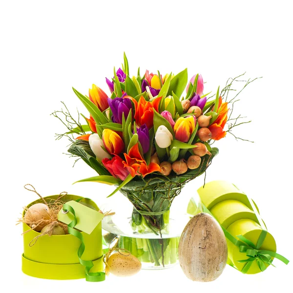 Čerstvý tulipány s velikonoční vajíčka a krabičky — Stock fotografie