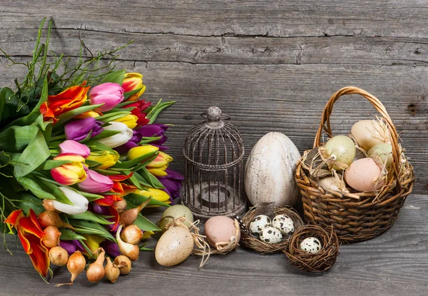 Vintage Pasen decoratie met eieren en tulp bloemen — Stockfoto