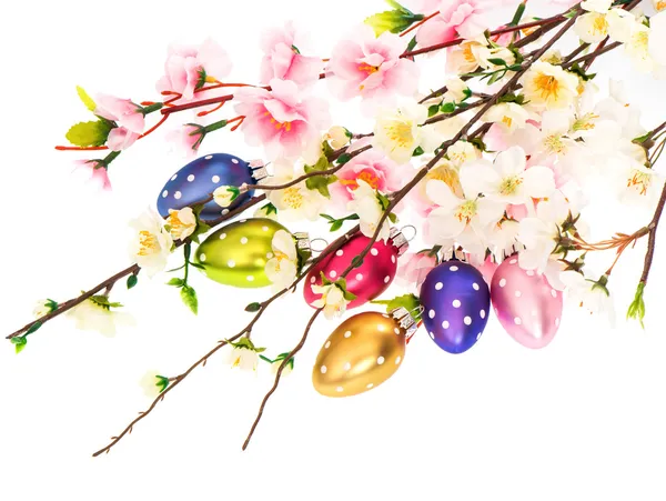 Весенние цветы заканчивают украшение пасхальных яиц — стоковое фото