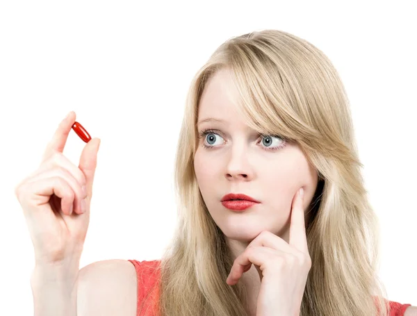 Jeune fille blonde peur avec la pilule de médecine — Photo