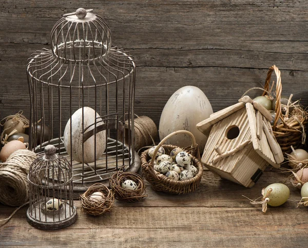 Decorazione pasquale vintage con uova, birdhouse e gabbia per uccelli — Foto Stock