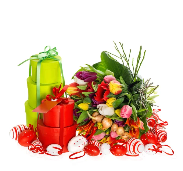 新鲜郁金香与复活节彩蛋和礼品盒 — 图库照片
