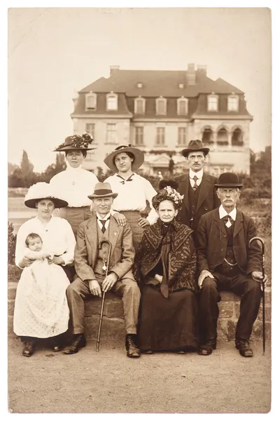 Retrato antigo de uma família rica — Fotografia de Stock