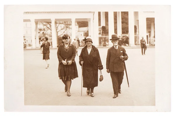 Street portrait of a wealthy family — Stock Photo, Image