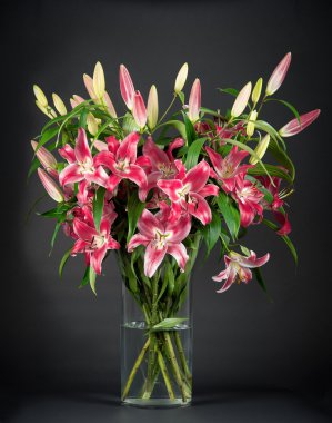 siyah taze lily çiçekler buket