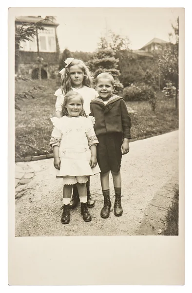 Grupo de crianças vestindo roupas vintage — Fotografia de Stock