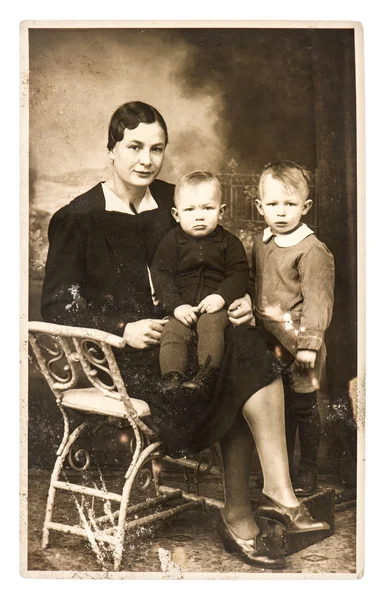 Retrato de mãe com filhos vestindo roupas vintage — Fotografia de Stock