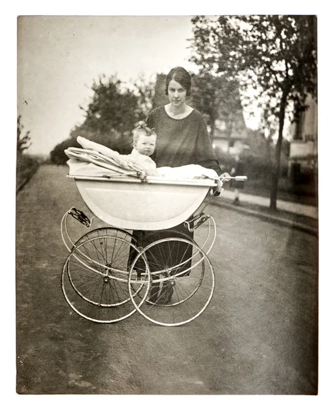 Mãe com bebê em buggy vintage — Fotografia de Stock