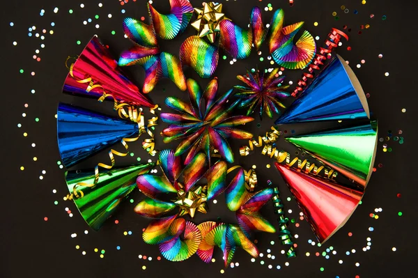Kleurrijke guirlandes, streamer, hoeden en confetti — Stockfoto