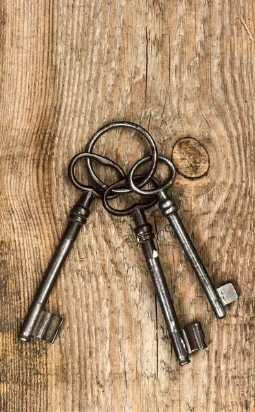 Antique keys over dirty wooden background — Stock Photo, Image