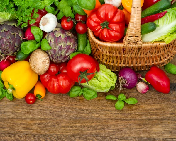 Verduras y hierbas frescas sobre madera — Foto de Stock