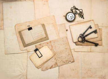 Vintage aksesuarları, eski kartpostallar ve yazılar