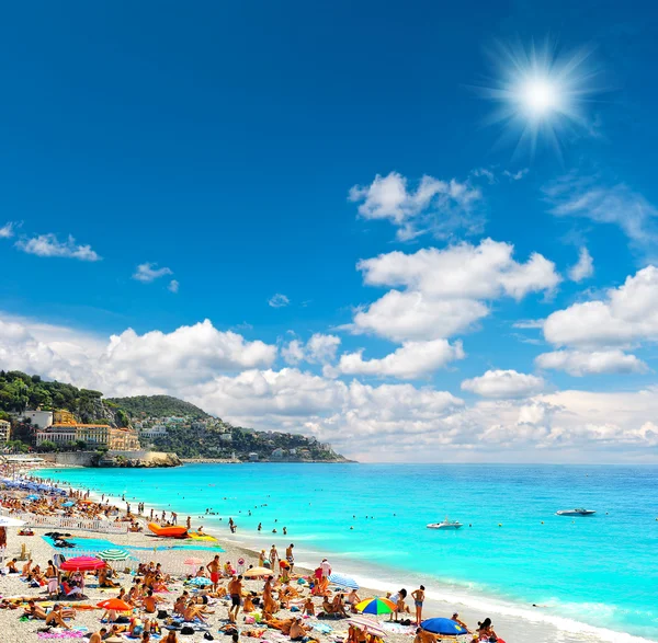 Tourists, sunbeds and umbrellas on sunny hot day — Stock Photo, Image