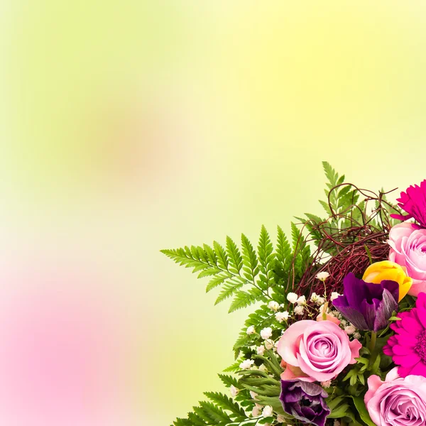 Bouquet di fiori colorati su sfondo sfocato — Foto Stock