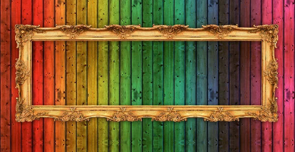 Lang oude gouden frame over kleurrijke houten muur — Stockfoto