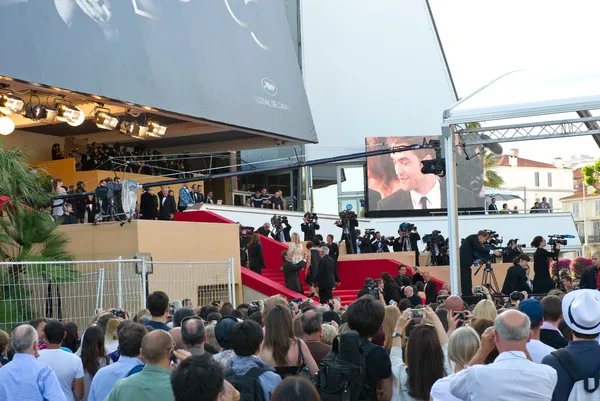 Cannes, Francie - 23. května: hosté a hvězdy pěšky k ' cosmopoli — Stock fotografie