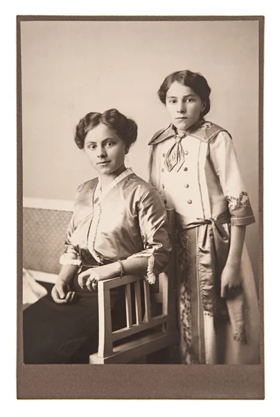 Retrato de mãe com filha vestindo roupas vintage — Fotografia de Stock