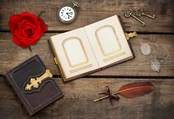 Antique photo album with red rose flower — Stock Photo, Image