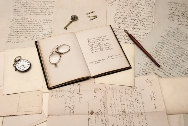 古い手紙や葉書の上の本を開く — ストック写真