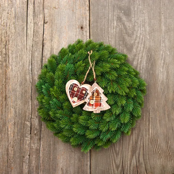 Christmas decoration evergreen wreath on wooden background — Stock Photo, Image