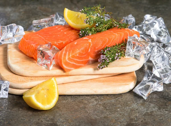 Filetto di pesce salmone con timo fresco alle erbe, limone e ghiaccio — Foto Stock