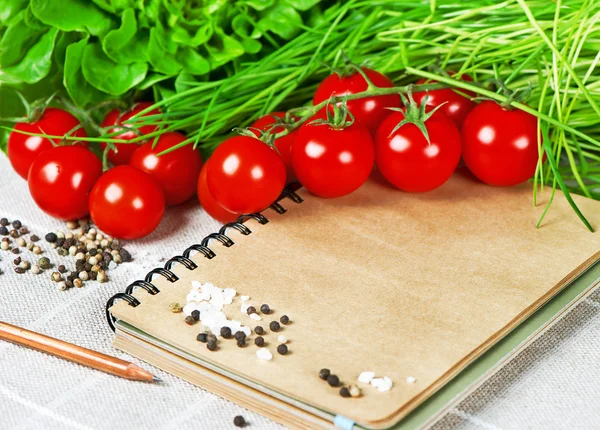Öppna receptbok med grönsaker. hälsosam mat — Stockfoto
