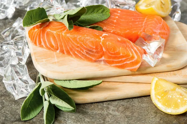 Filetto di salmone con erbe fresche di salvia, limone e ghiaccio — Foto Stock