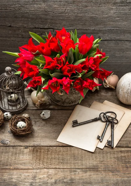 Decoração de Páscoa vintage com ovos e flores de tulipa vermelha — Fotografia de Stock