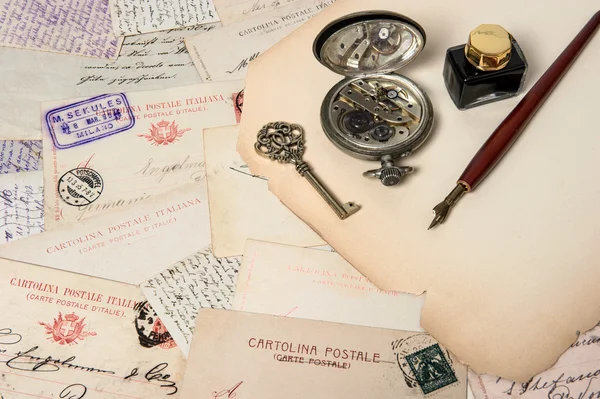 Caneta de tinta antiga, chave, relógio, cartões postais antigos e letras — Fotografia de Stock