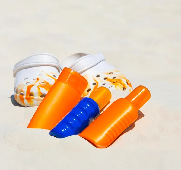 Accesorios de playa. crema bloqueador solar y zapatos de verano — Foto de Stock