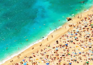 turistler, şezlong ve şemsiye ile plaj. tatil arka plan