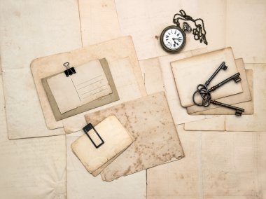 Vintage aksesuarları, eski kartpostallar ve yazılar