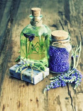 Lavanta yağı, bitkisel sabun ve banyo tuzu.