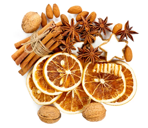 Galletas de Navidad con palitos de canela, estrellas de anís, nueces — Foto de Stock