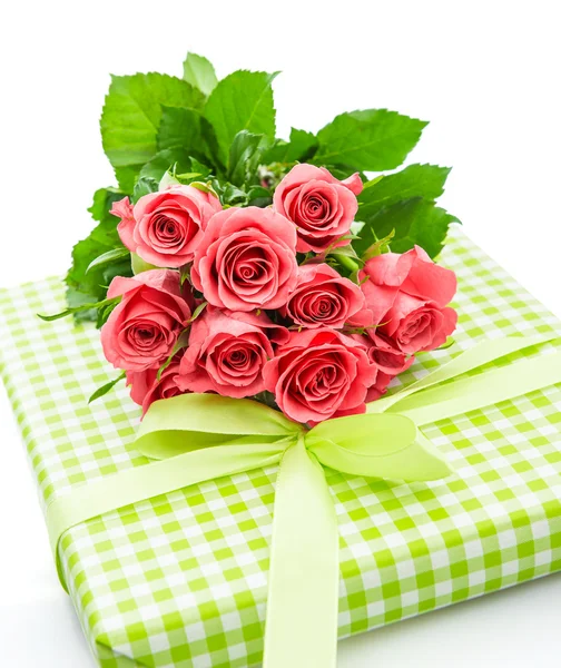 Fresh pink roses with gift isolated on white — Stock Photo, Image