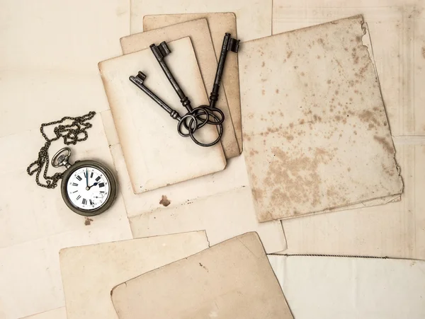 Antique keys and clock, old postcards and papers — Stock Photo, Image